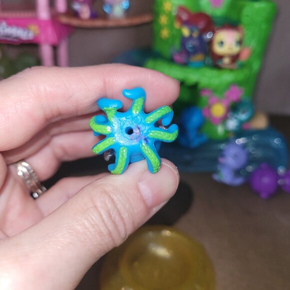 Hatchimals CollEGGtibles Tropical Island Party Playset - Picture 12 of 15